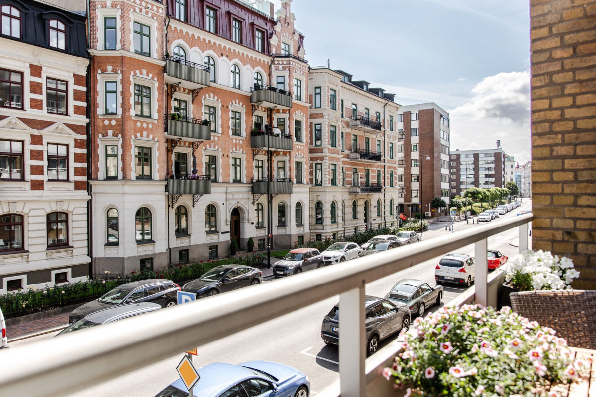 Balkong med trevlig utsikt över vackra fastigheter Drottninggatan 53B