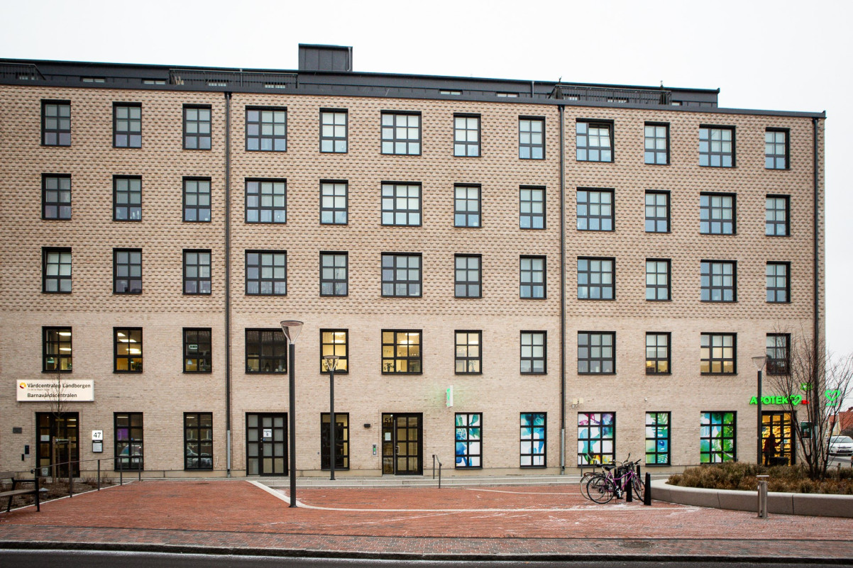 Omgivning. Apotek och vårdcentral rakt över gatan Tågagatan 54A