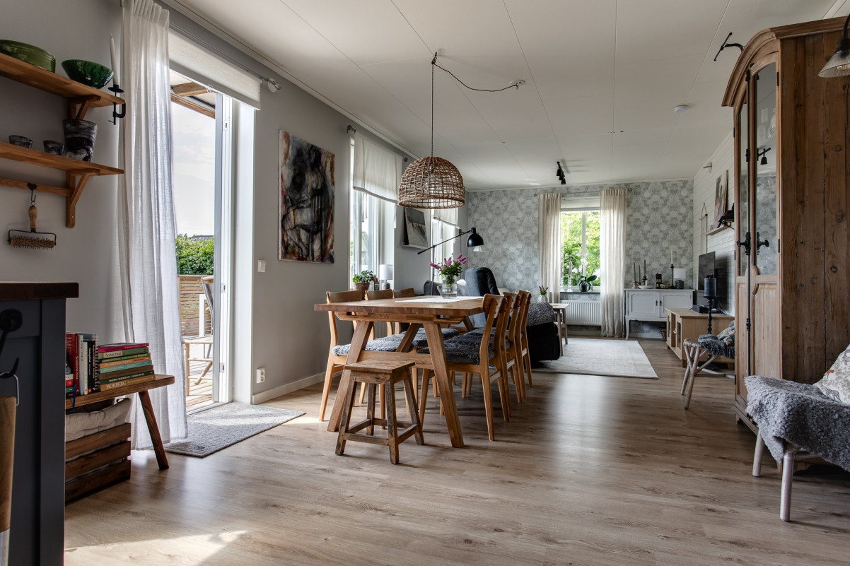 Vy mot matplats och vardagsrum Hylleblomsvägen 58