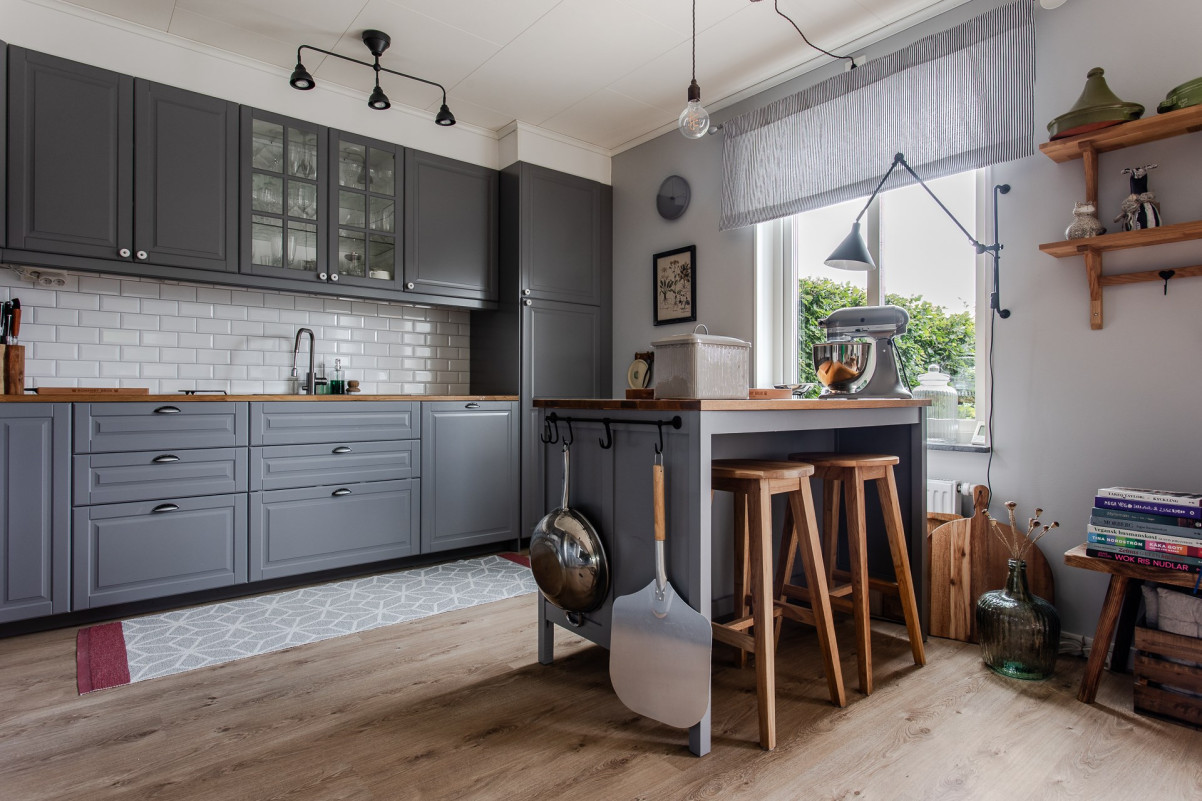 Köket är uppdaterat och perfekt planerat för matlagning Hylleblomsvägen 58