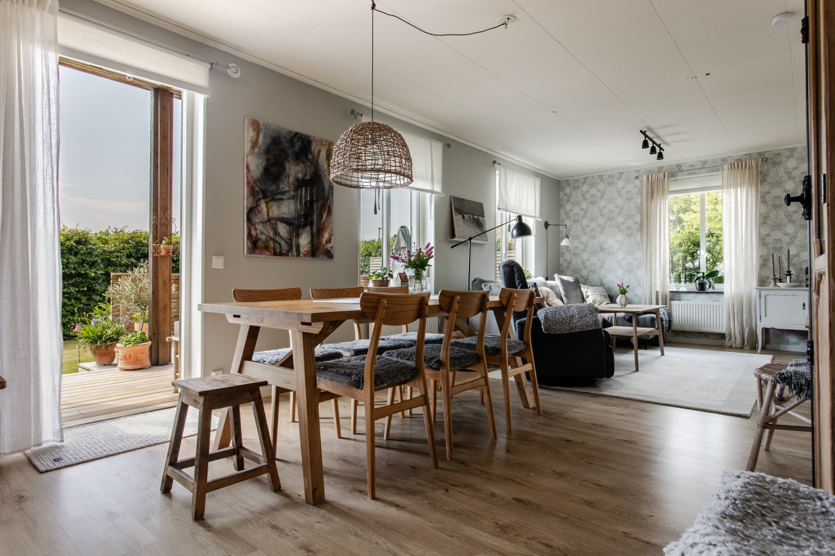 Utgång till altan och gavelläge ger fint ljus Hylleblomsvägen 58