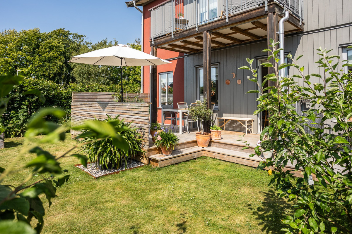 Vy mot uteplatsen Hylleblomsvägen 58