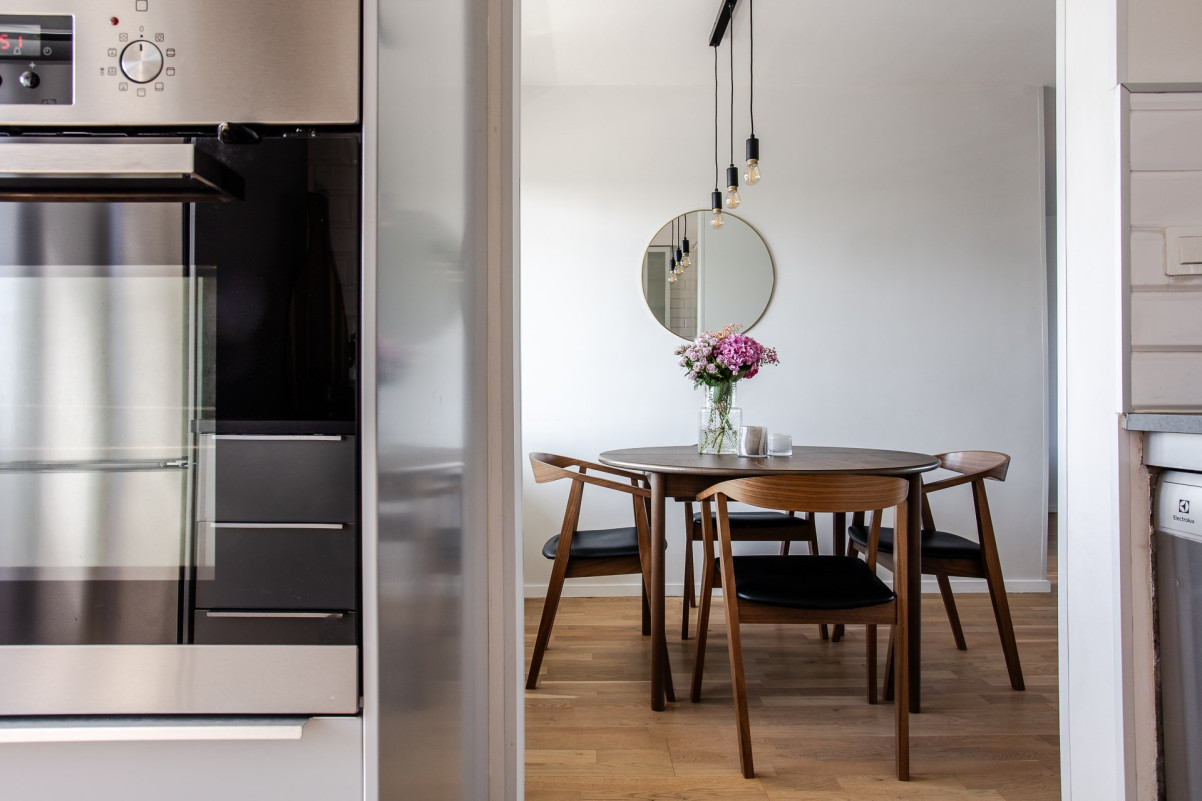 Vy från köket mot matplatsen Frontgatan 8B