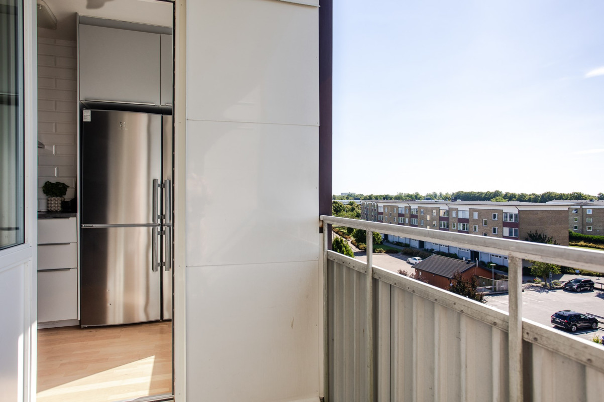 Från balkongen nås både köket och sovrum 2 Frontgatan 8B