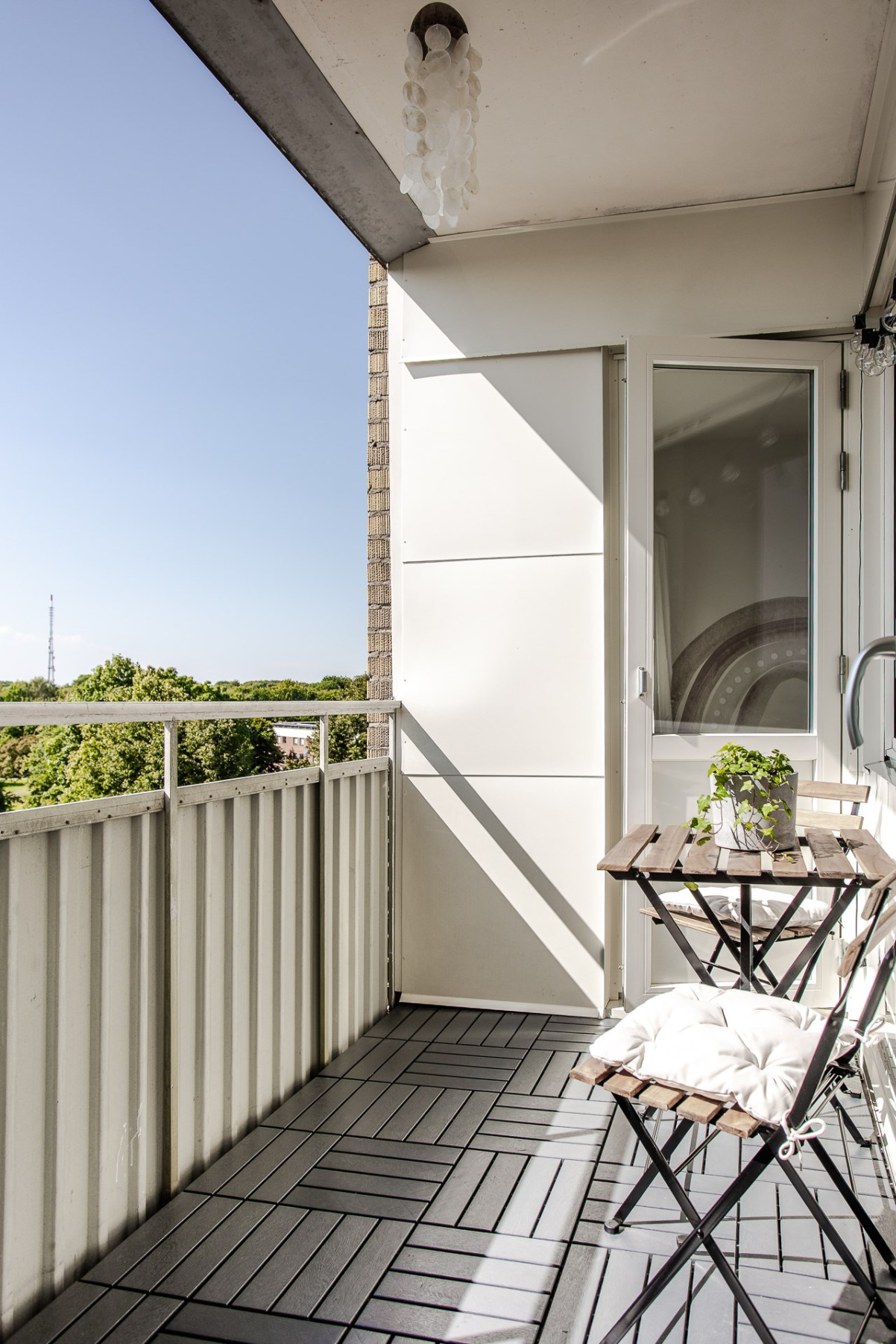 Direkt utgång från köket till den soliga balkongen Frontgatan 8B