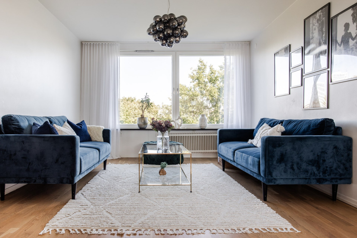 Generöst vardagsrum med stora fönsterpartier Frontgatan 8B