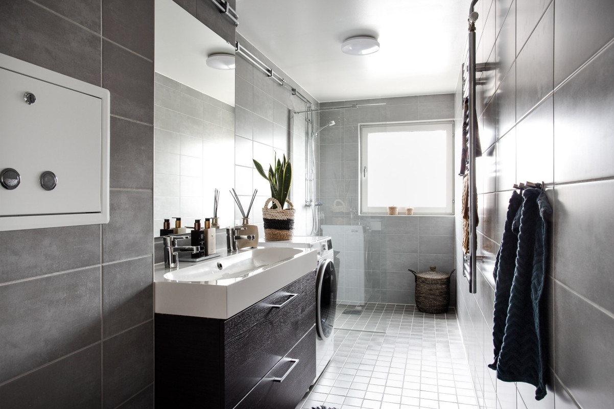 Stambytt modernt badrum tvättmaskin Frontgatan 8B