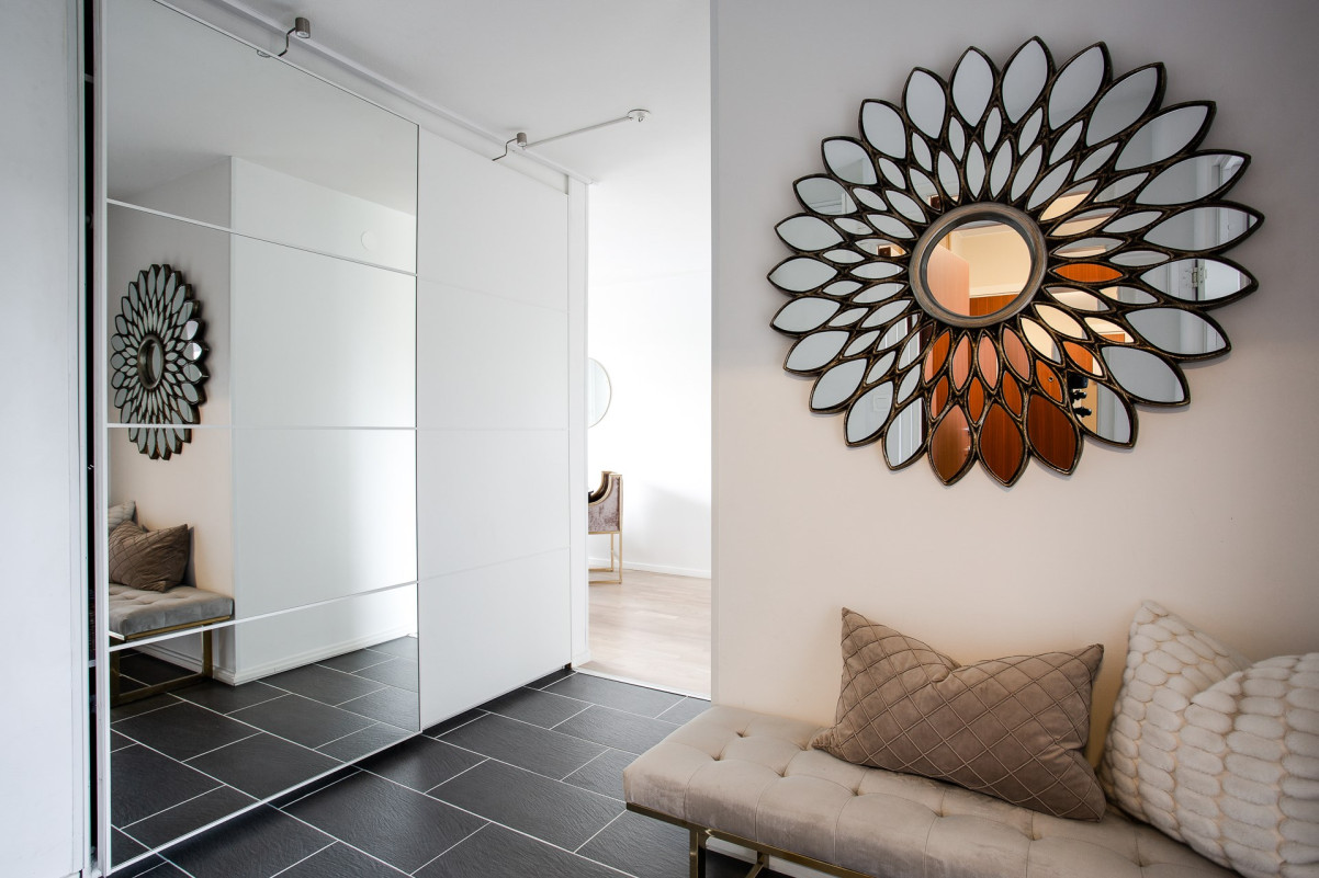 Välkomnande hall med stor garderob Frontgatan 8B