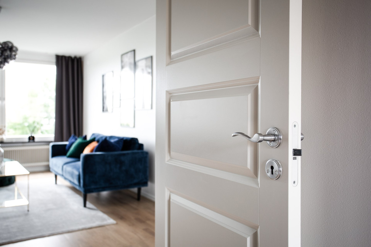 Vy mot vardagsrum från sovrum 2 Frontgatan 8B