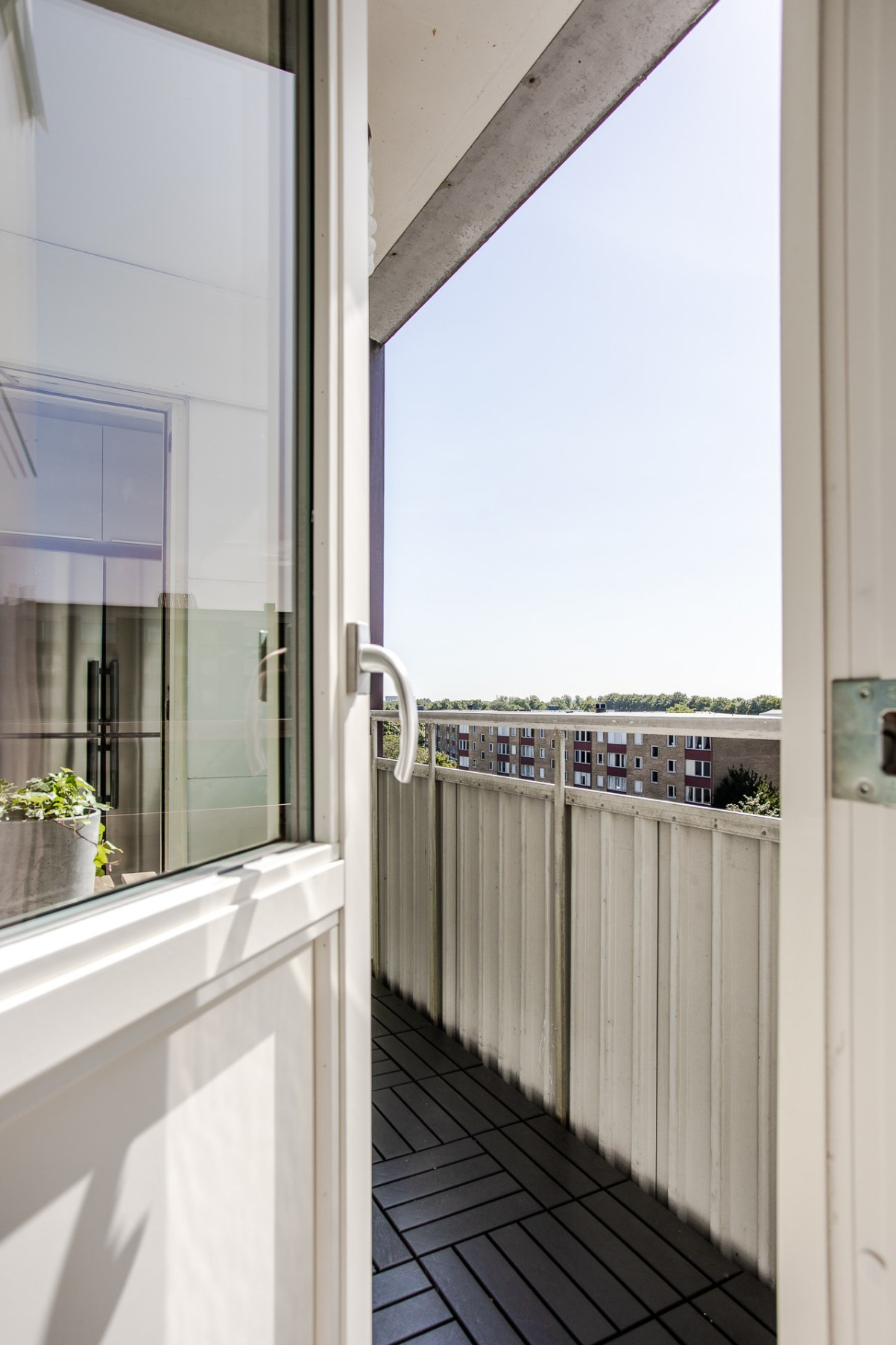 Direkt utgång från sovrum 2 till den härliga balkongen i söderläge Frontgatan 8B