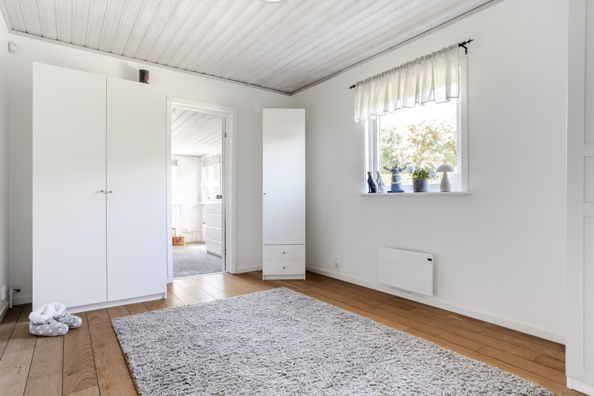Sovrum 2 med access till ännu ett rum Vallmogatan 20