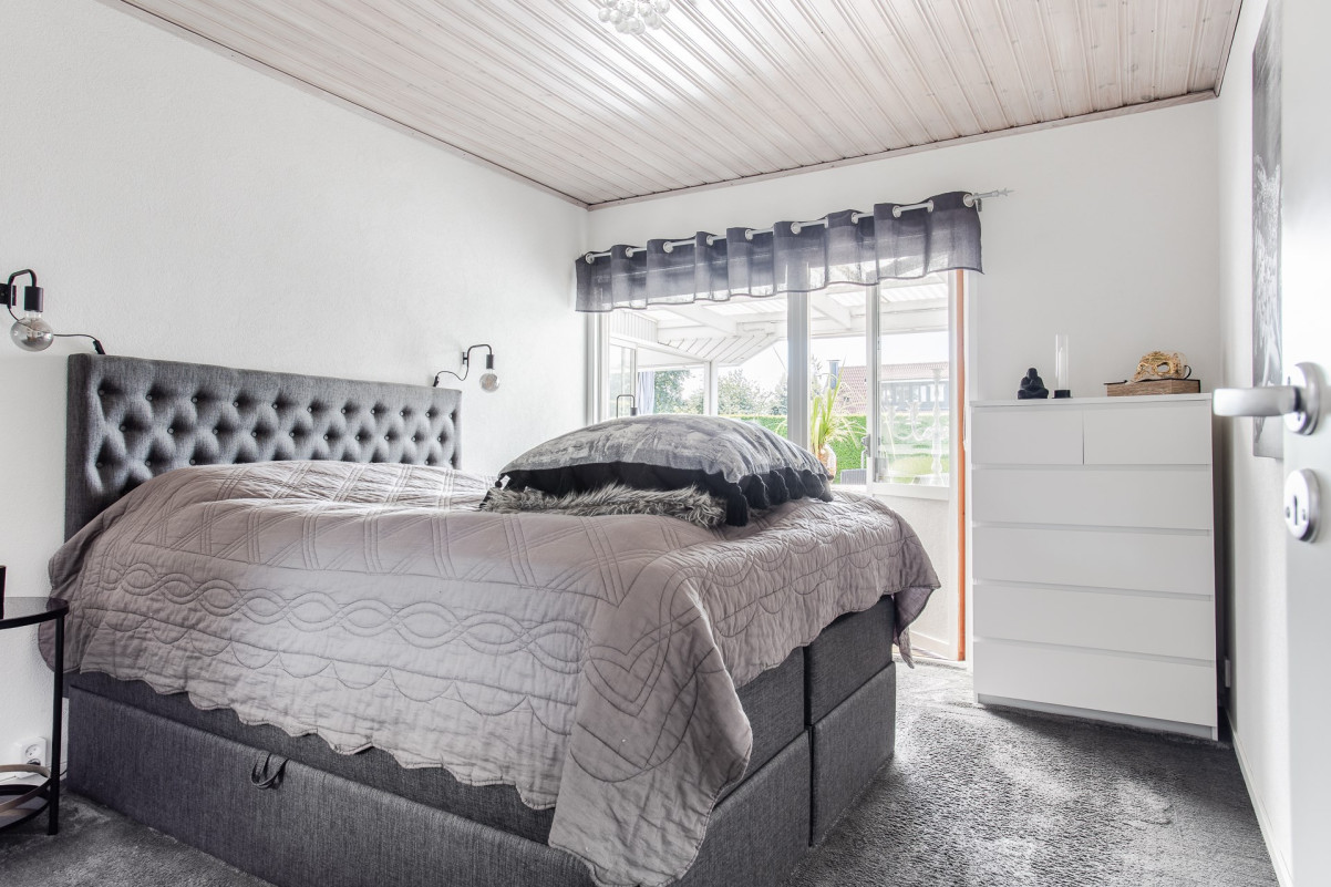 Sovrum 1 med utgång till trädgård Vallmogatan 20