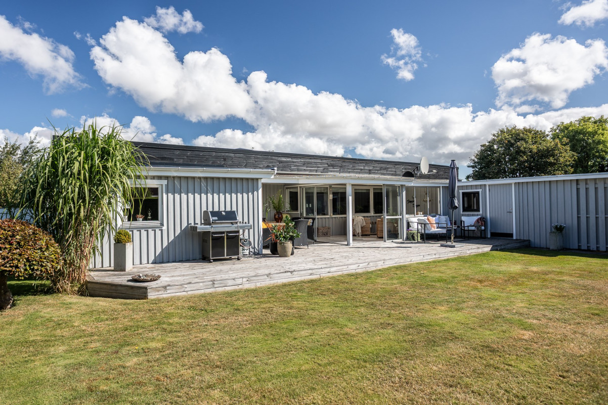 Stor gräsmatta Vallmogatan 20