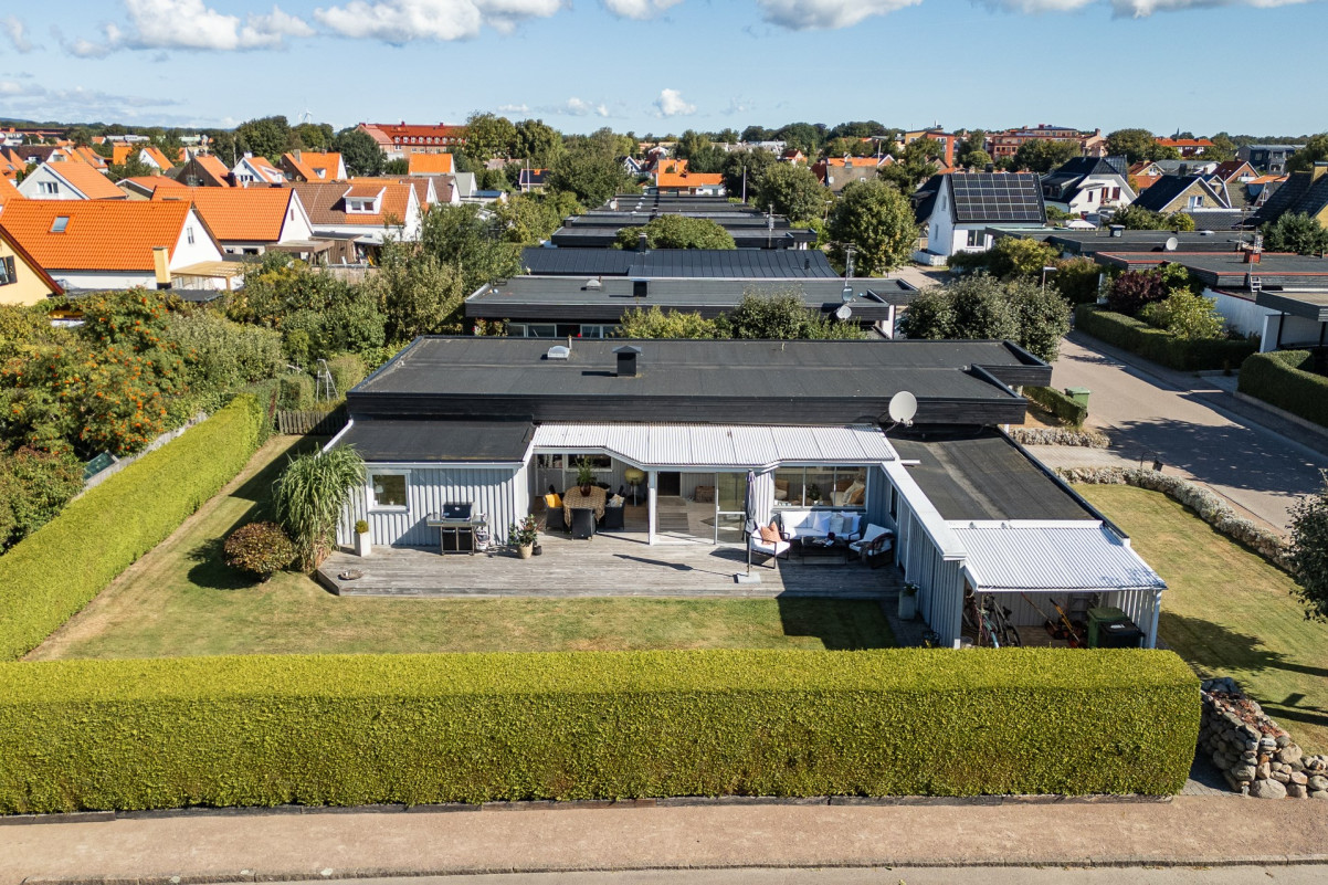 Trädgård åt söder och väster Vallmogatan 20