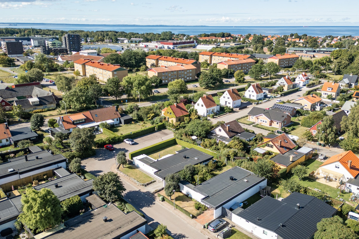 Blomstergatorna skapoar mycket trevliga kvarter i Höganäs Vallmogatan 20