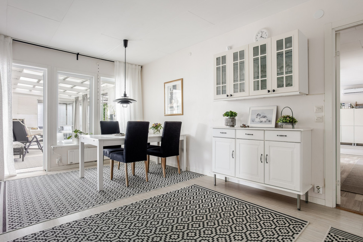 Fin matplats vid kök med utgång till uterummet Sandskäddevägen 12