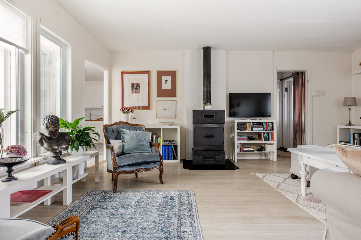 Vardagsrum mot kamin Sandskäddevägen 12