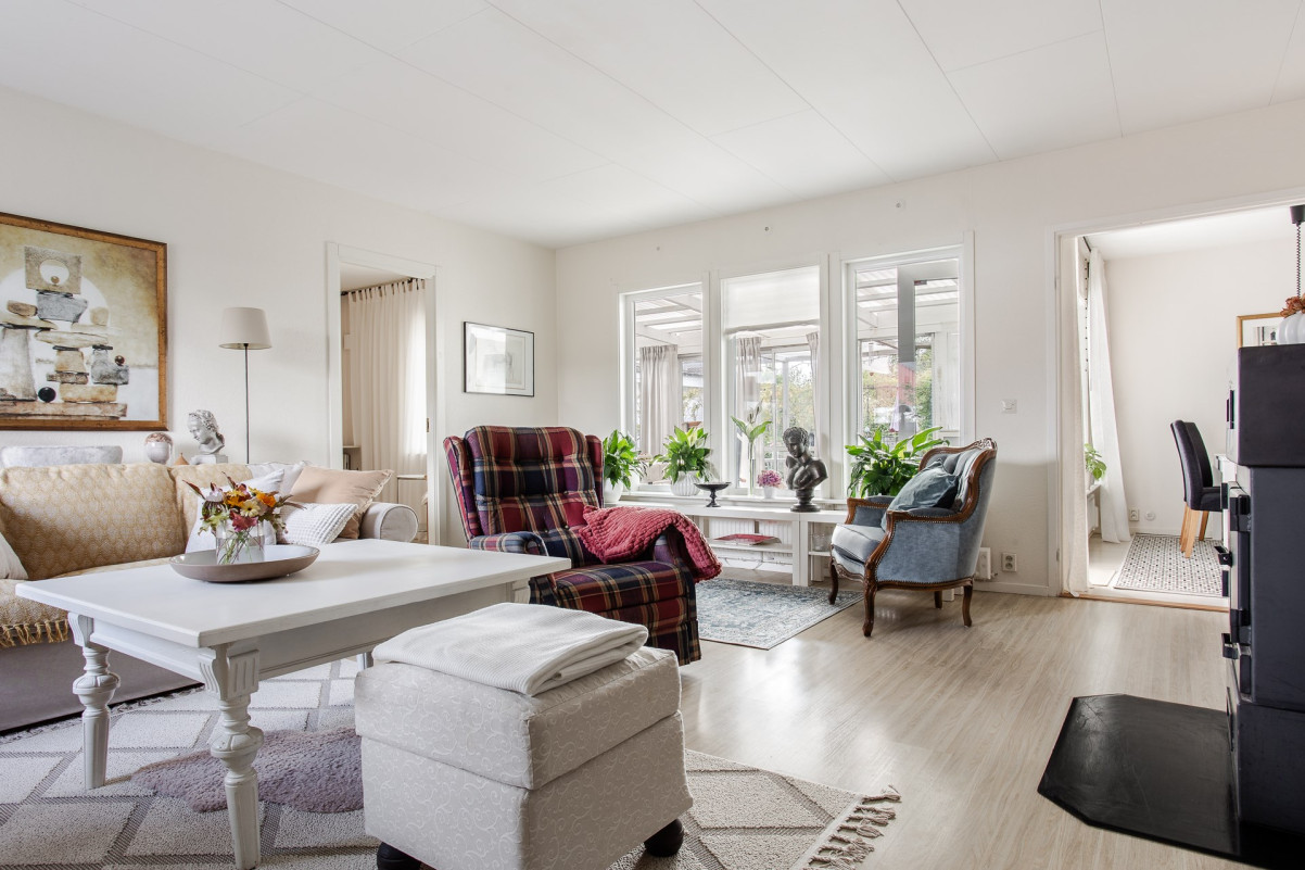 Stort och fint vardagsrum med plats för både matplats och soffa Sandskäddevägen 12