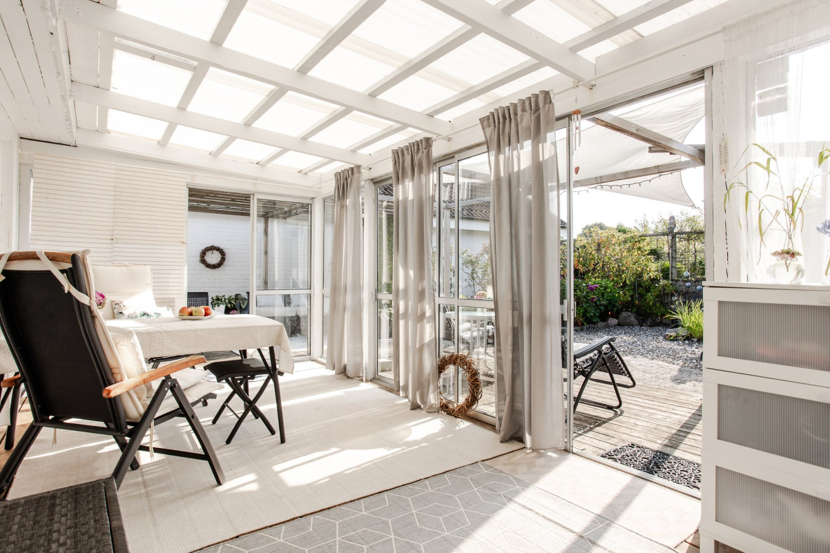Inglasat uterum som verkligen är som ett vardagsrum Sandskäddevägen 12