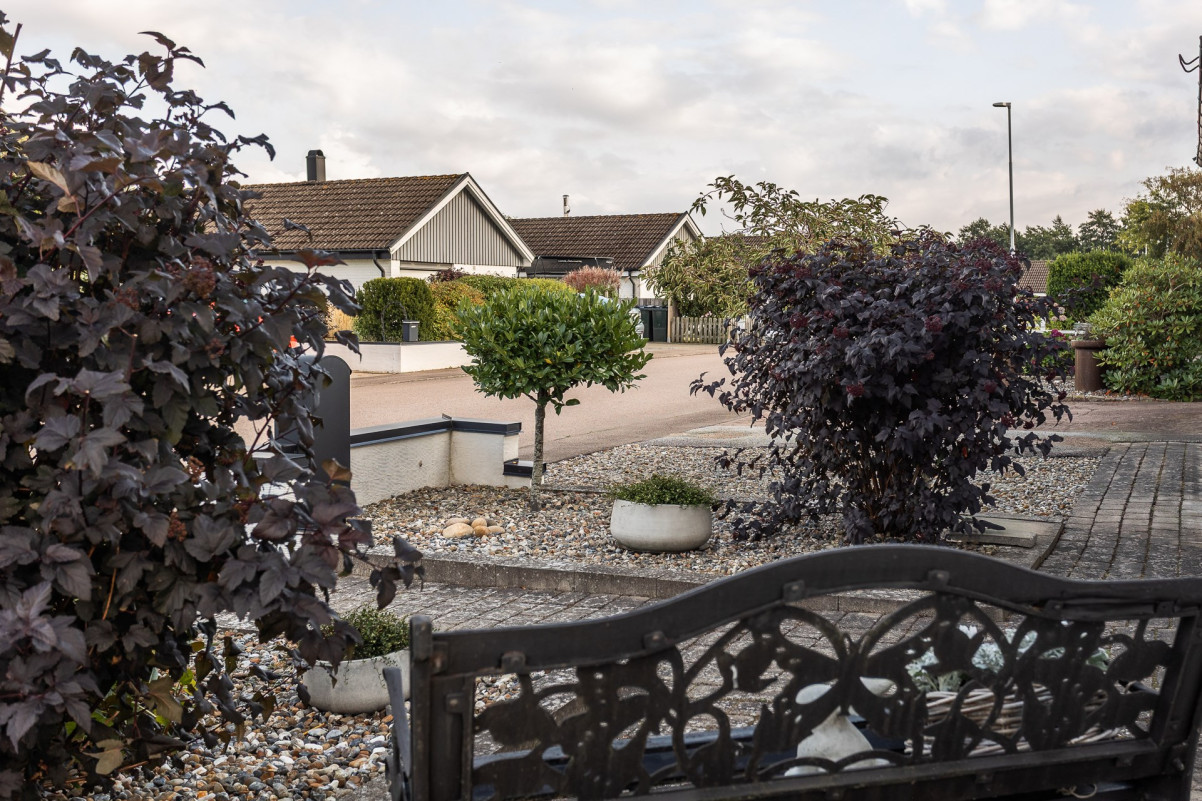 Välskött entrésida Sandskäddevägen 12