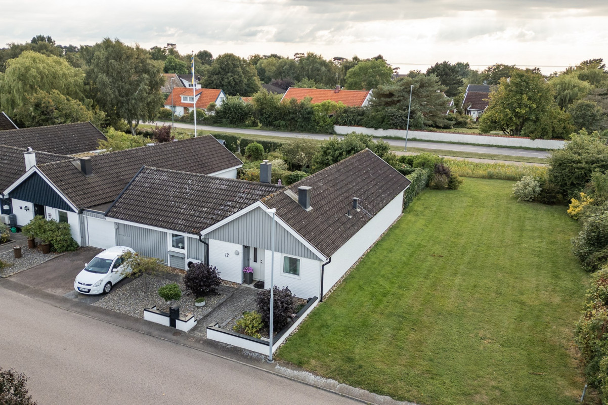 Från framsidan Sandskäddevägen 12