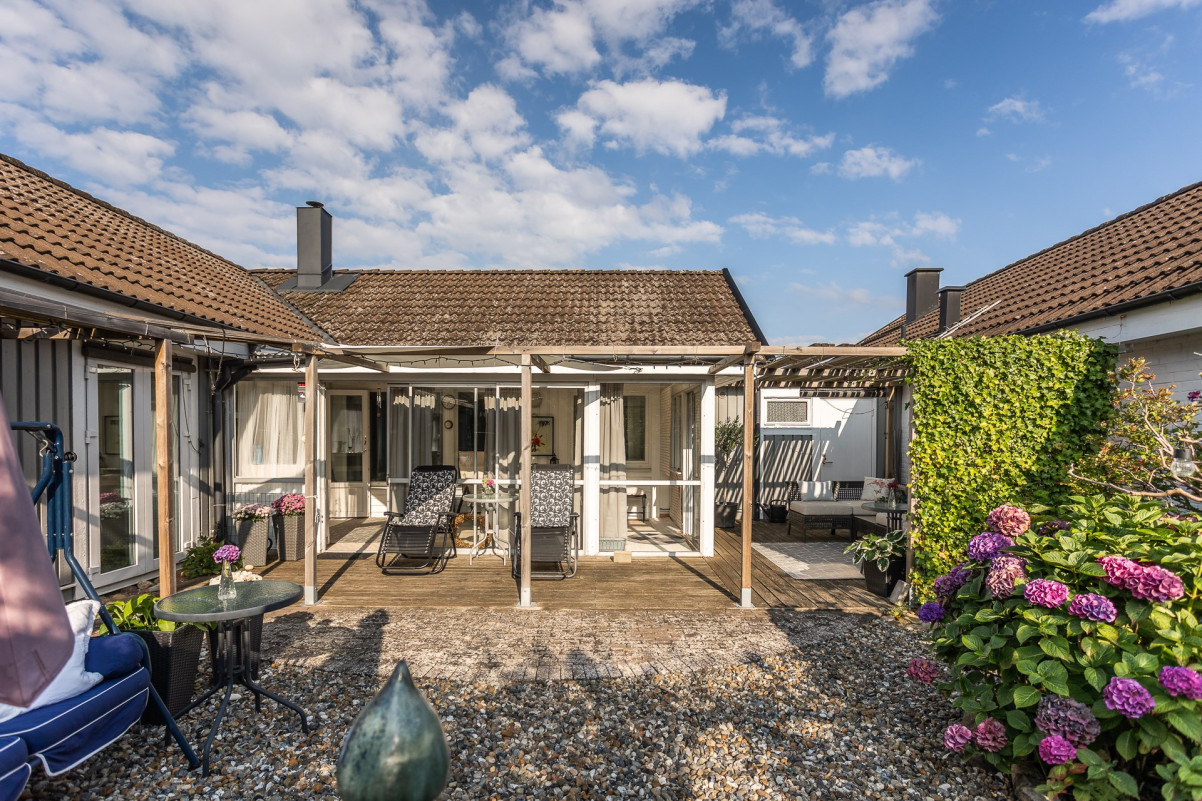 Vy mot den lilla atriumdelen och uterum Sandskäddevägen 12