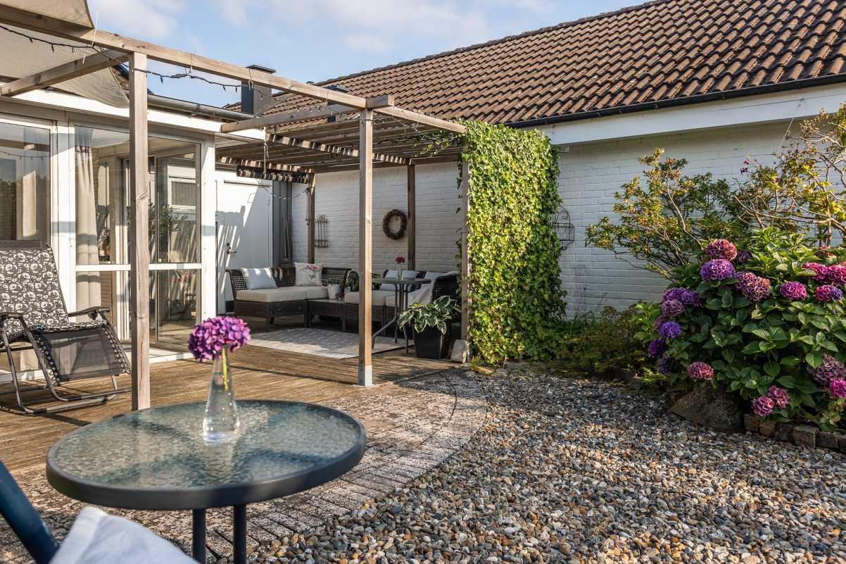 Som en atriumgård Sandskäddevägen 12