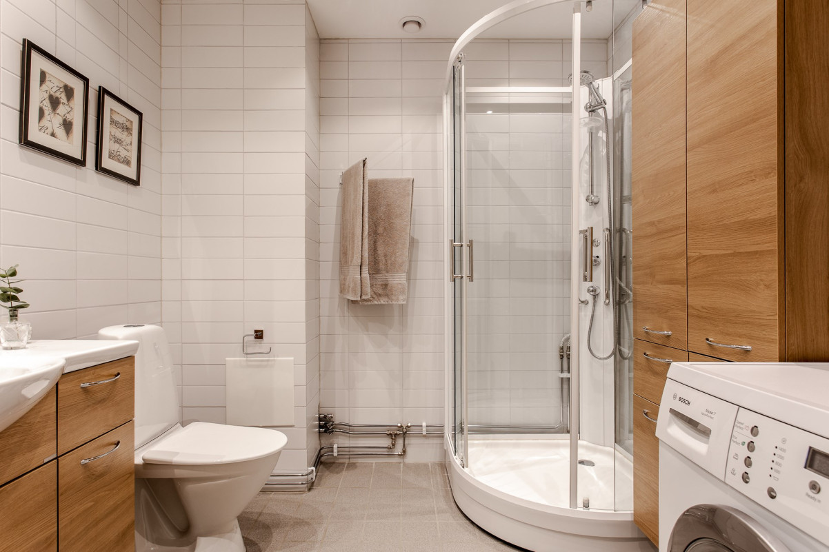 Helkaklat badrum med tvättmaskin Helkaklat badrum med tvättmaskin Bärnstensgatan 36A