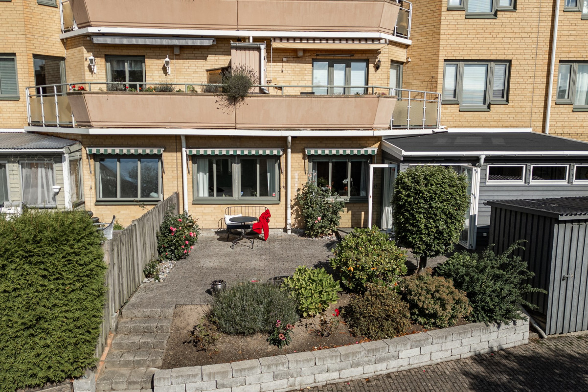 Stenlagd uteplats i soligt västerläge Stenlagd uteplats i soligt västerläge Bärnstensgatan 36A