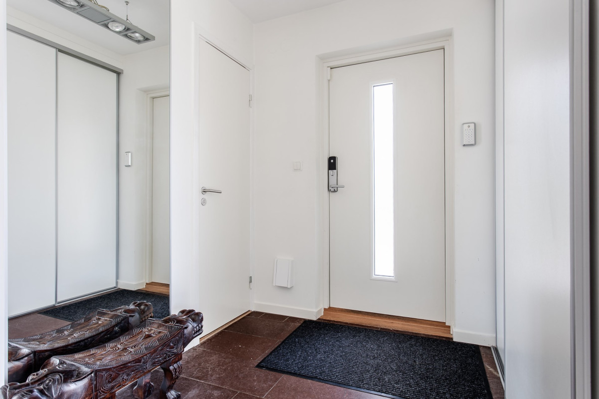 Entré med avhängning och gästtoalett Bankogårdsgatan 66