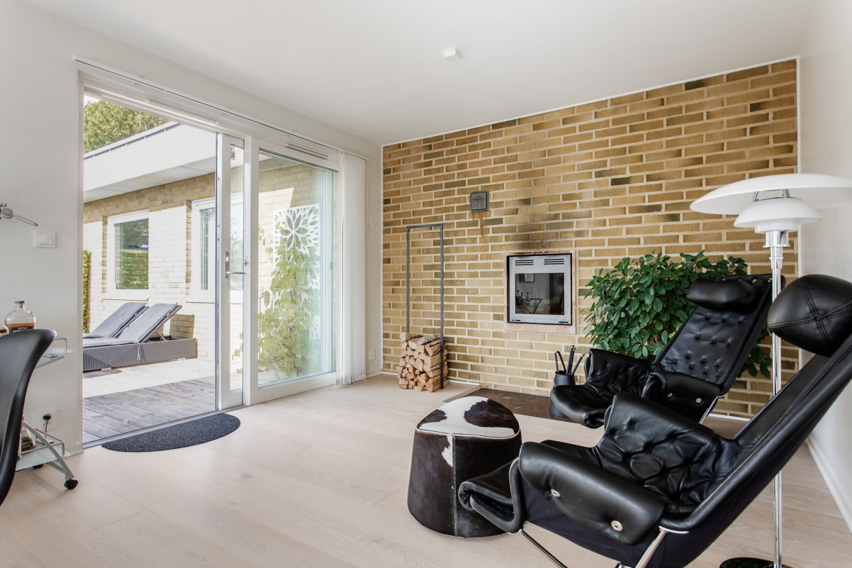 Skjutparti och snyggt med tegelväggen som fortsätter utvändigt Bankogårdsgatan 66