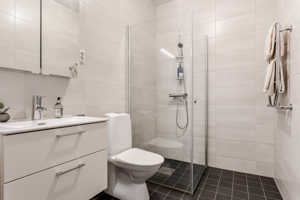 Helkaklat badrum på övre plan Ridvägen 29E