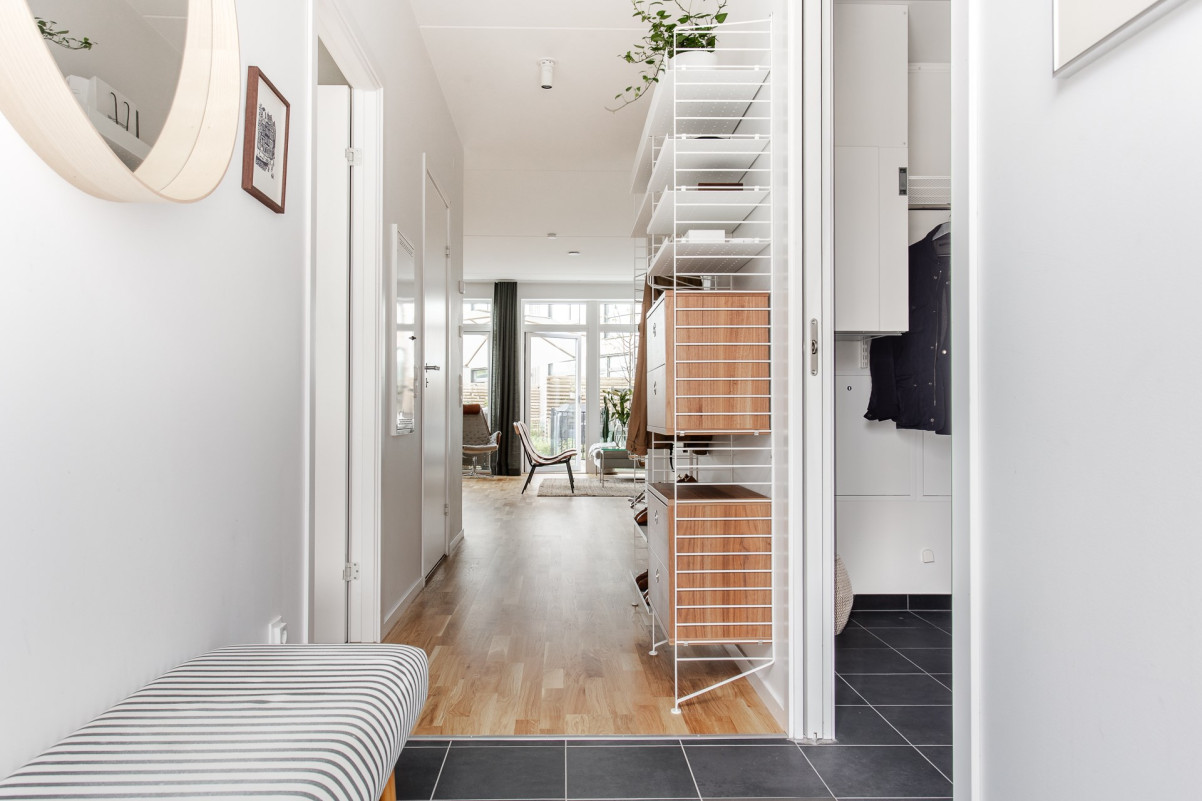 Vy från hallen mot vardagsrummet Ridvägen 29E