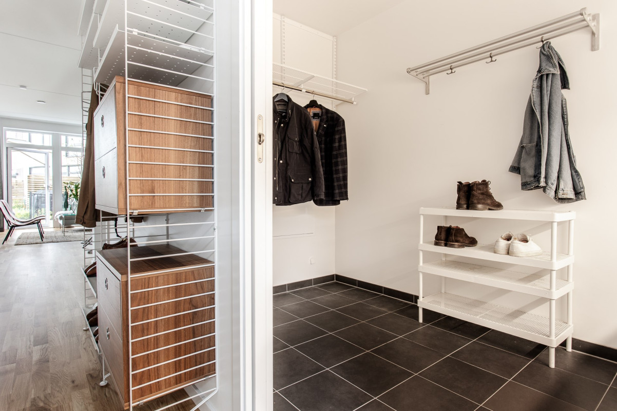 vy från hall och in mot tvättstugan och vardagsrum Ridvägen 29E