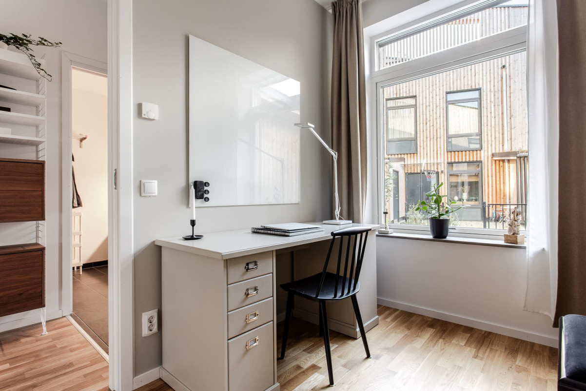 Kontor/sovrum på nedre plan. Kan göras om till en störrehall Ridvägen 29E