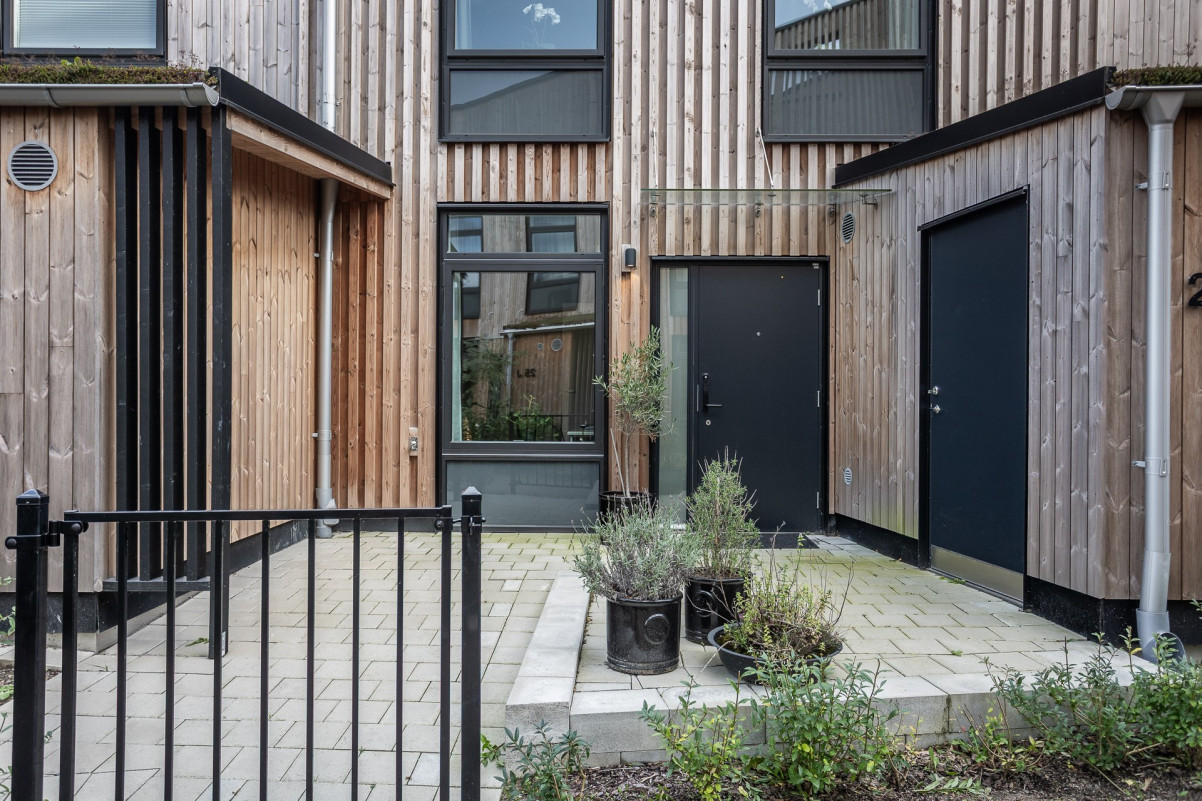 Trevlig framsida med ett tillhörande förråd Ridvägen 29E