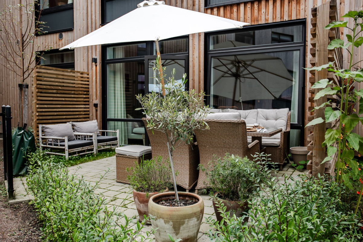 Trivsam uteplats på baksidan Ridvägen 29E