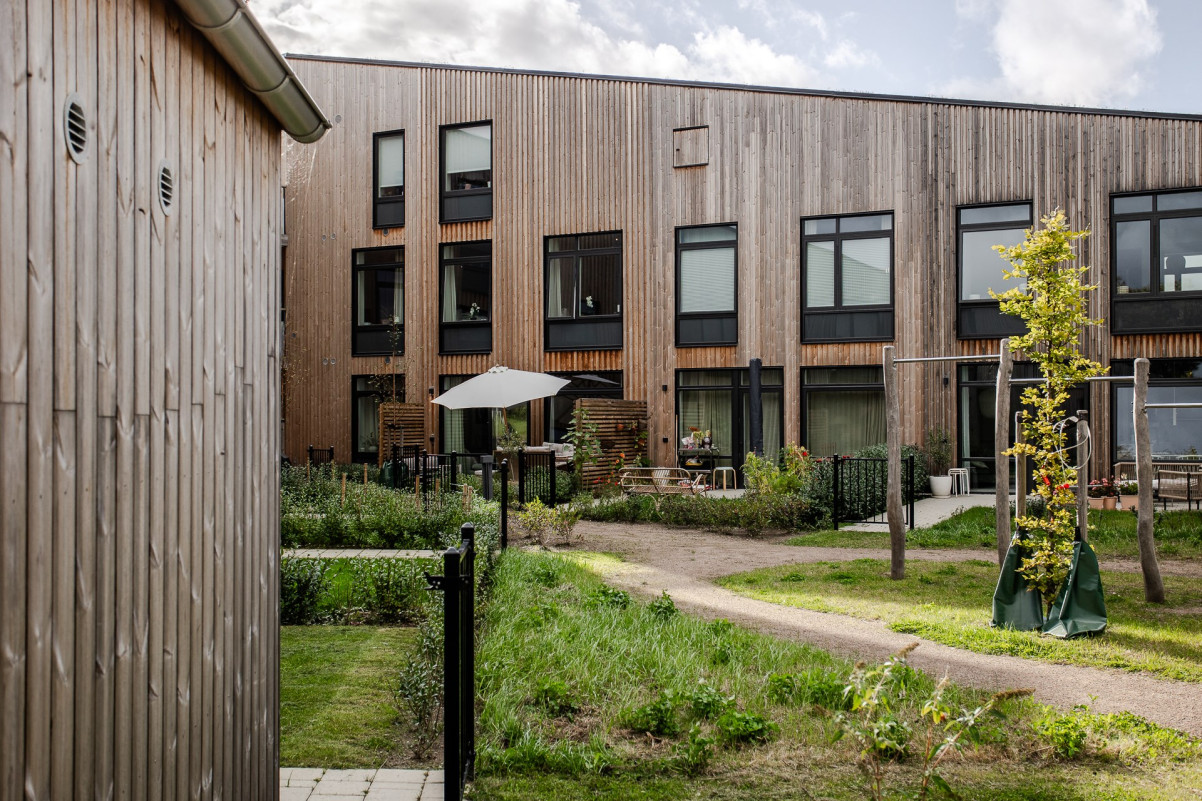 Vy mot radhuset på baksidan Ridvägen 29E