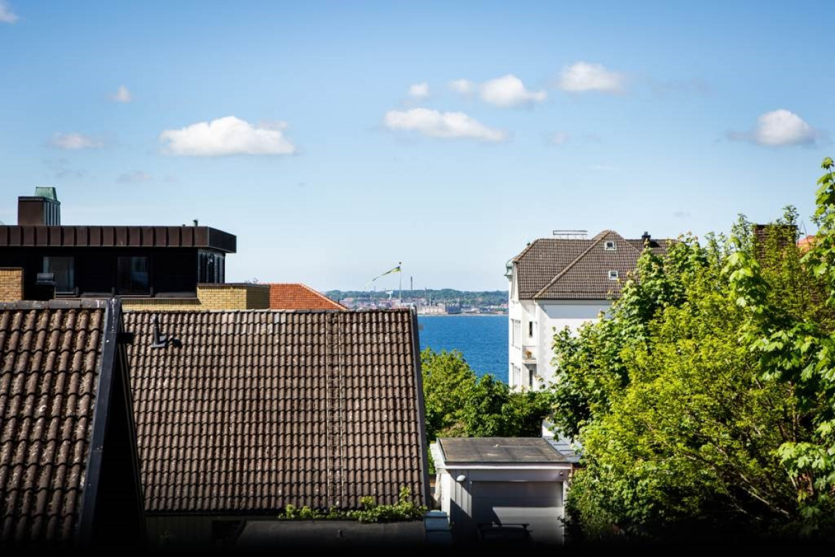Sommarbild på den fria utsikten med havet i bakgrunden Sommarbild på den fria utsikten med havet i bakgrunden Karl X Gustavs Gata 32