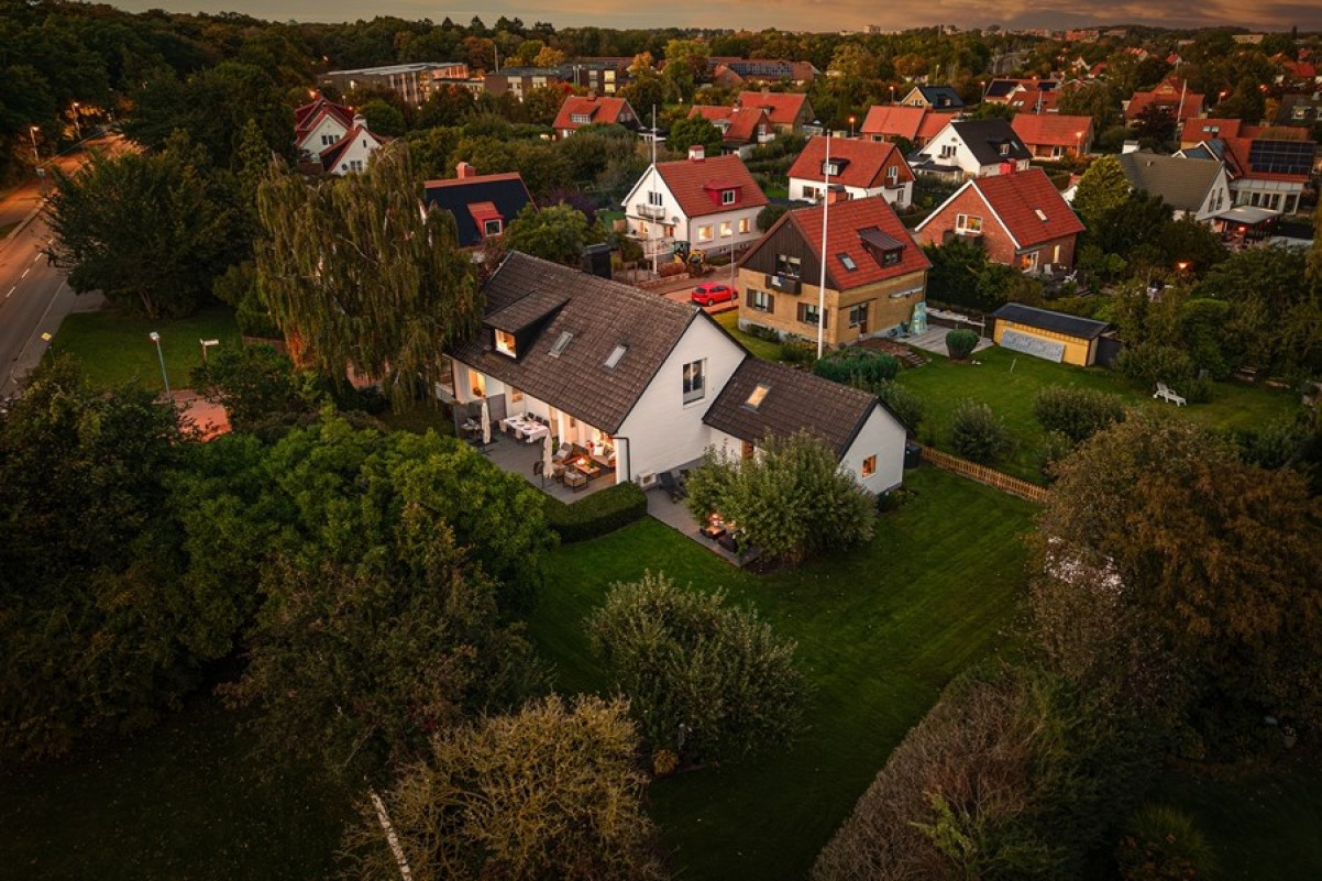 Vacker och lummig trädgård Långåkersgatan 2