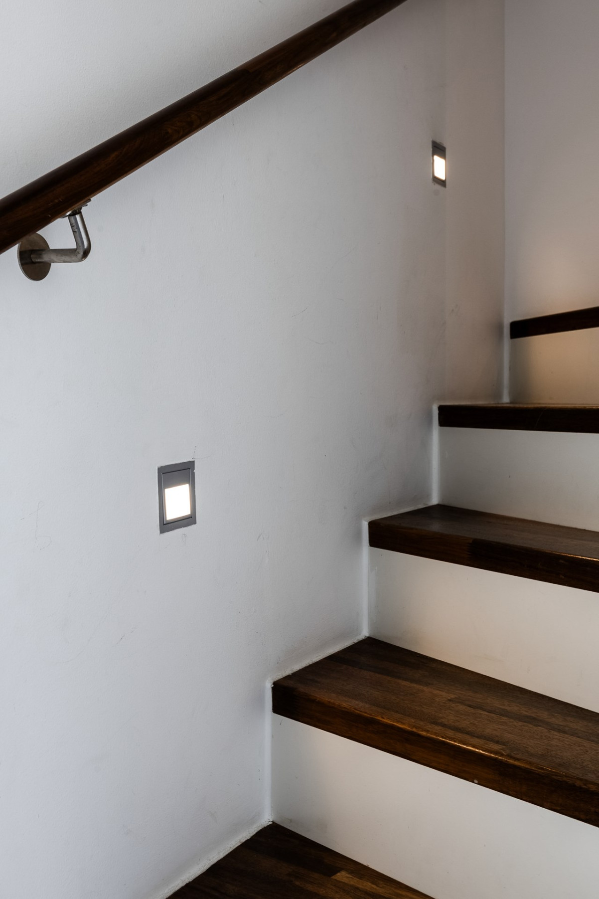 Snygg ledbelysning i trappan Tofsmesgatan 1