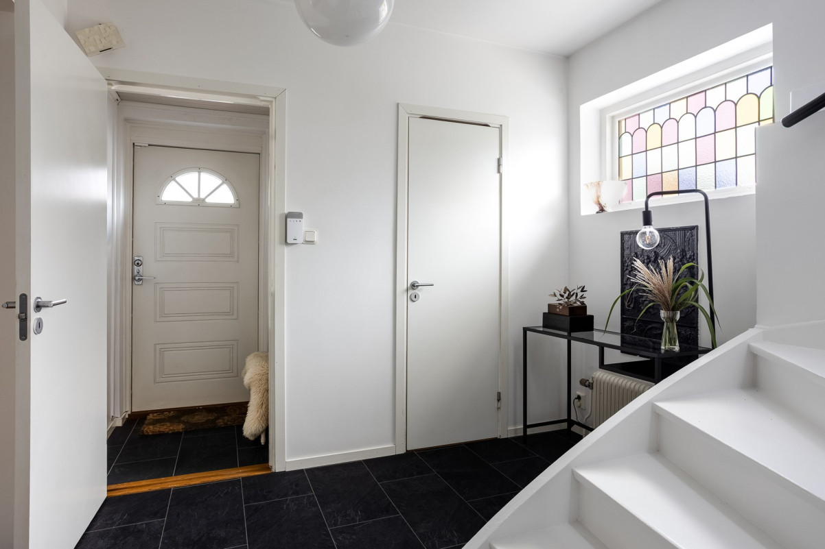 Vid huvudentrén / toaletten kan byggas ut om man vill ha badrum på detta plan Långåkersgatan 2