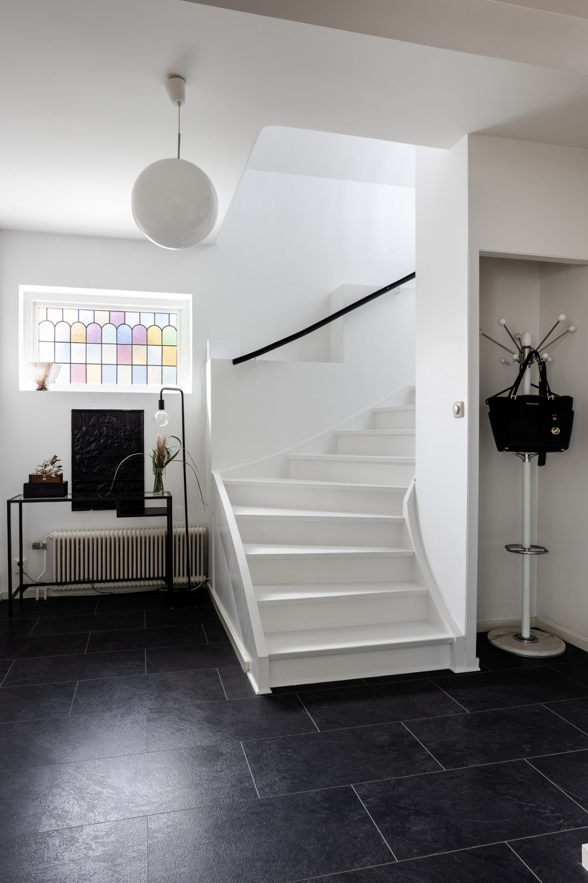 Hall / Man kan bygga ut gästtoaletten och integrera det blyinfattade fönstret i ett kommande badrum Långåkersgatan 2