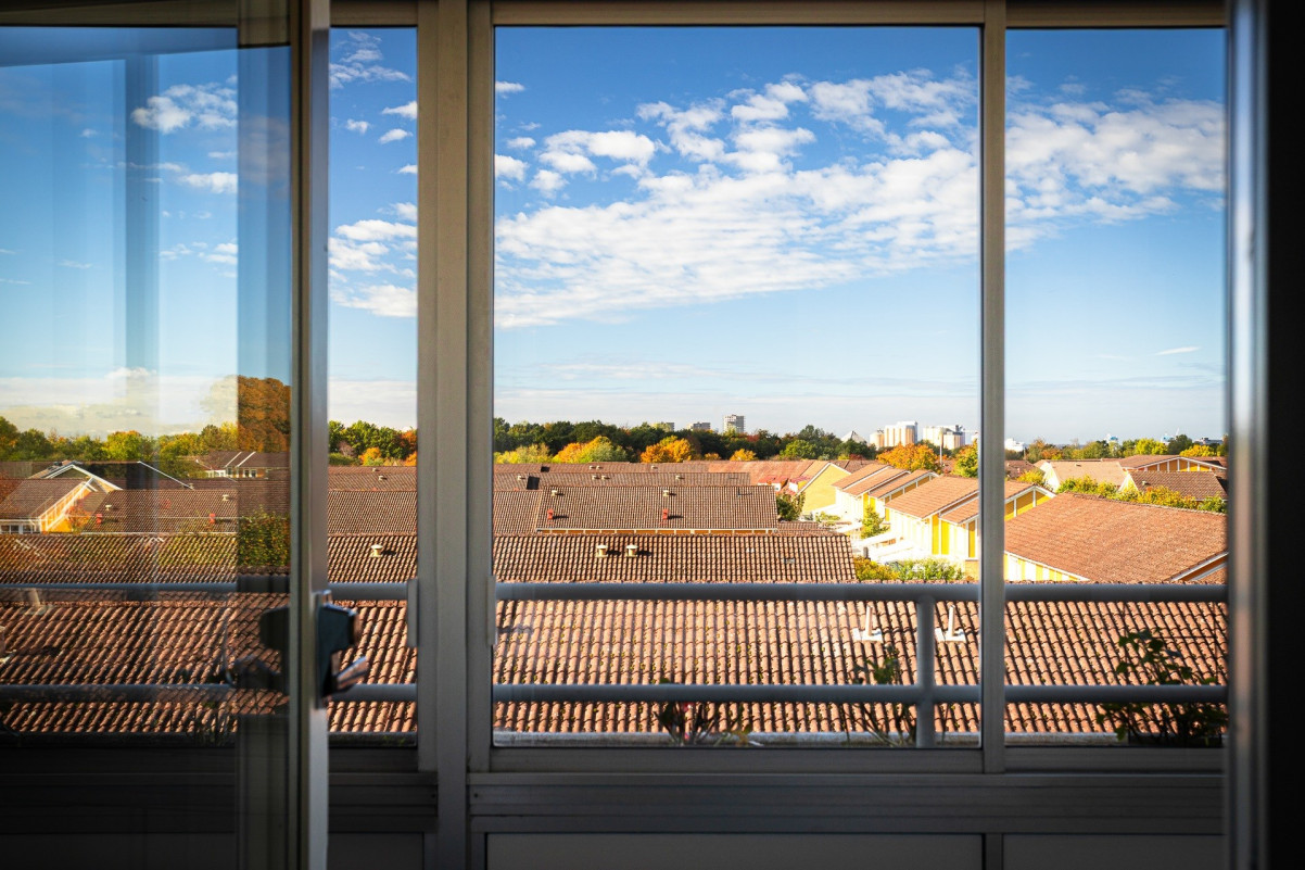 Utgång till den generösa balkongen från vardagsrummet Utgång till den generösa balkongen från vardagsrummet Hårlemans allé 15