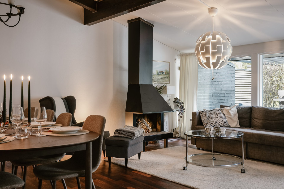 Vardagsrum med plats för både matbord och soffgrupp Vardagsrum med plats för både matbord och soffgrupp Grindögatan 109
