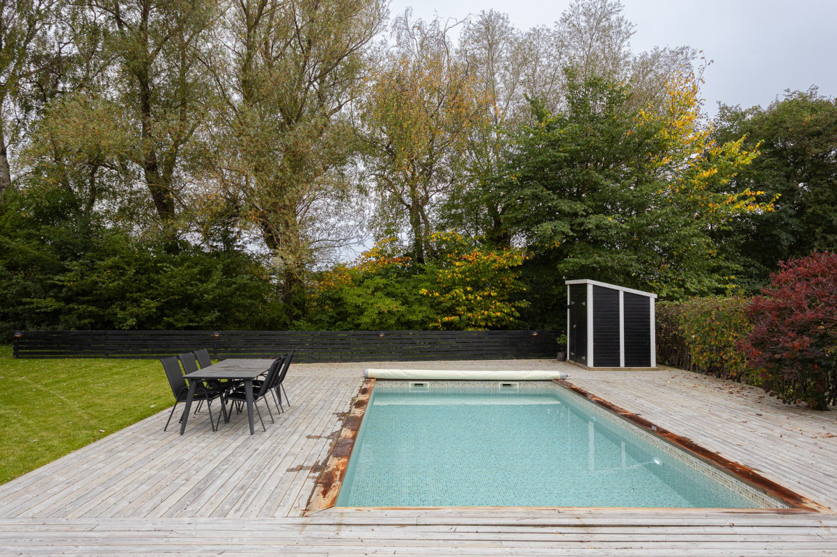 Trädgård med trädäck och en härlig pool Trädgård med trädäck och en härlig pool Grindögatan 109