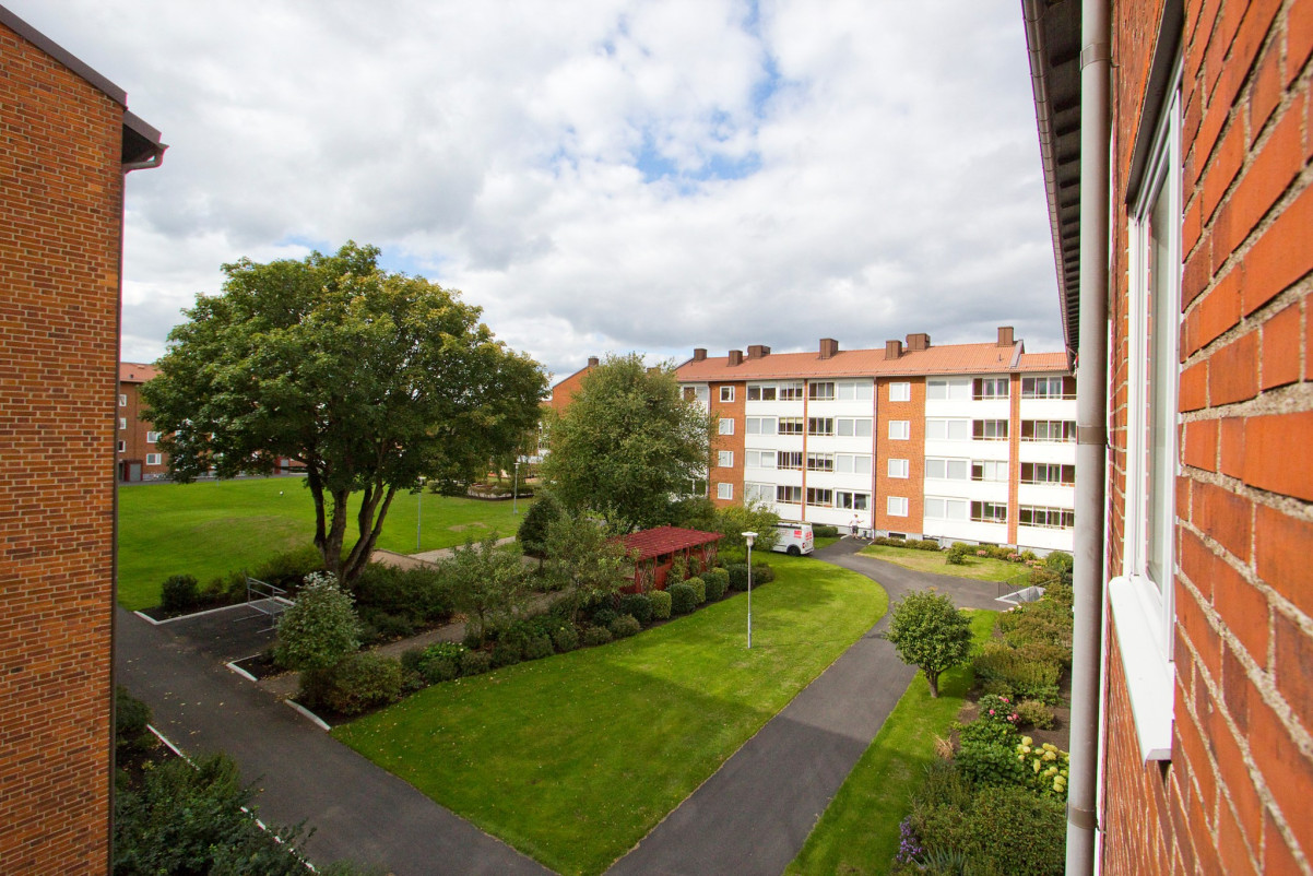 Utsikt från balkong mot innergården Rååvägen 113