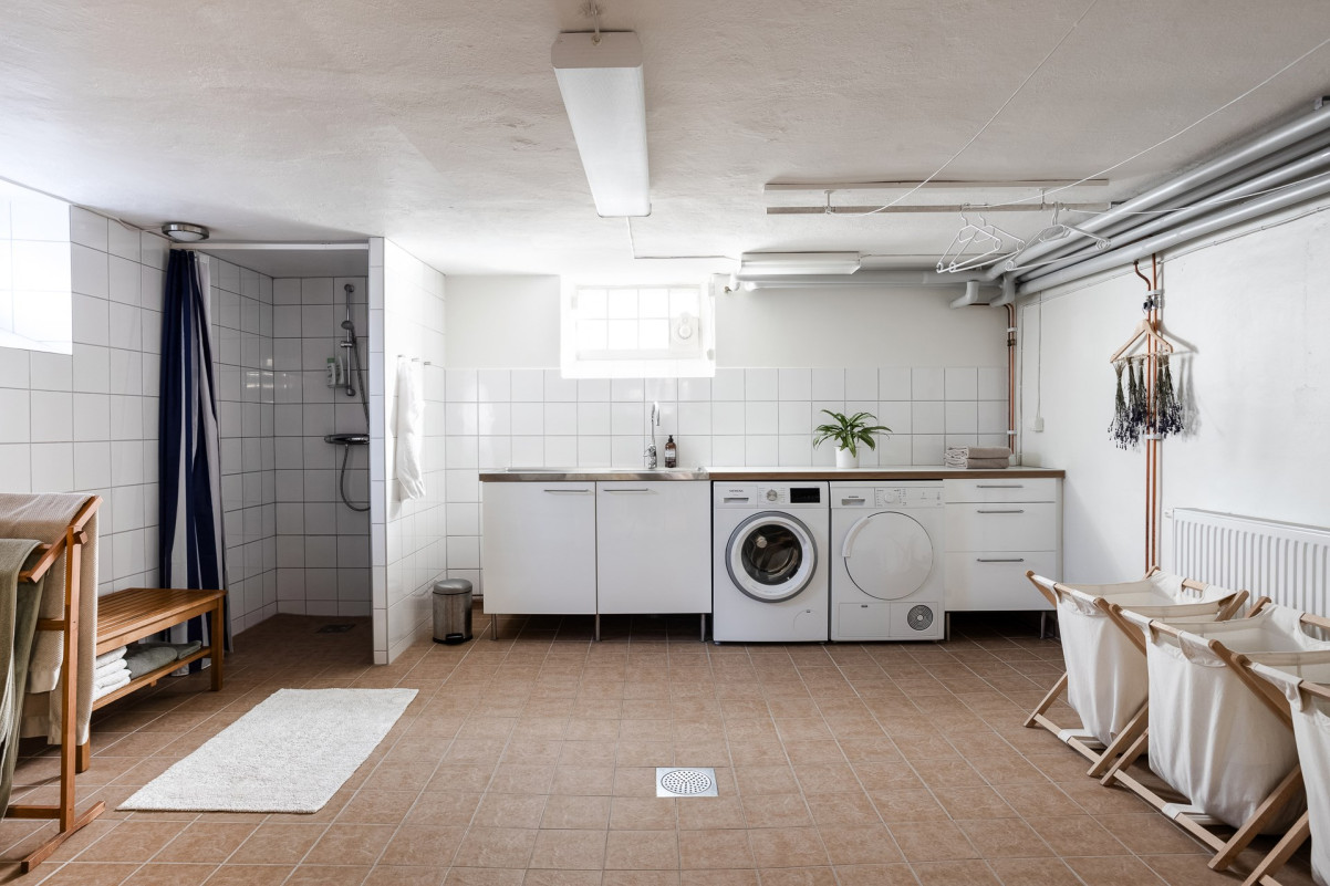 Fräsch källare med över 2m i takhöjd - Tvättstuga med dusch Värmlandsgatan 10
