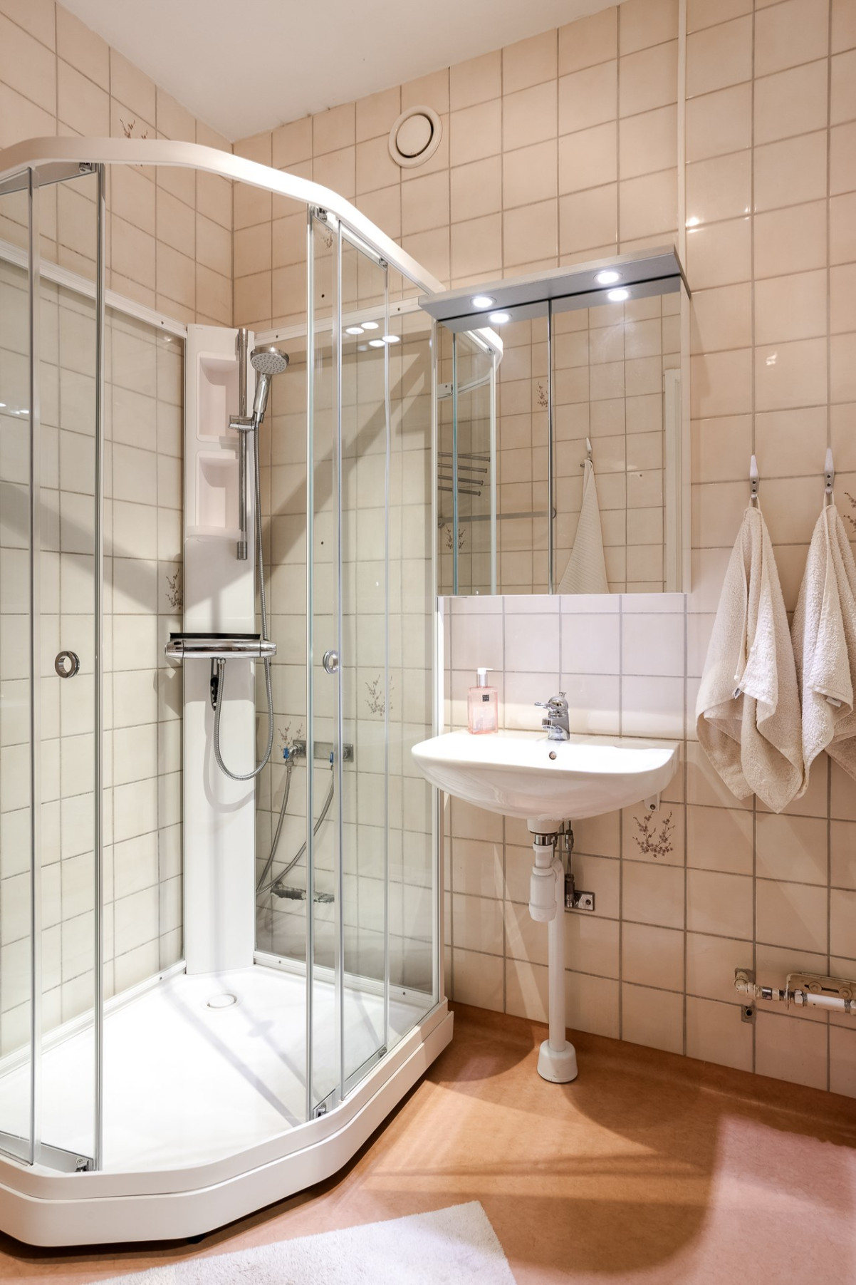 Badrum med duschkabin Dämmegatan 6