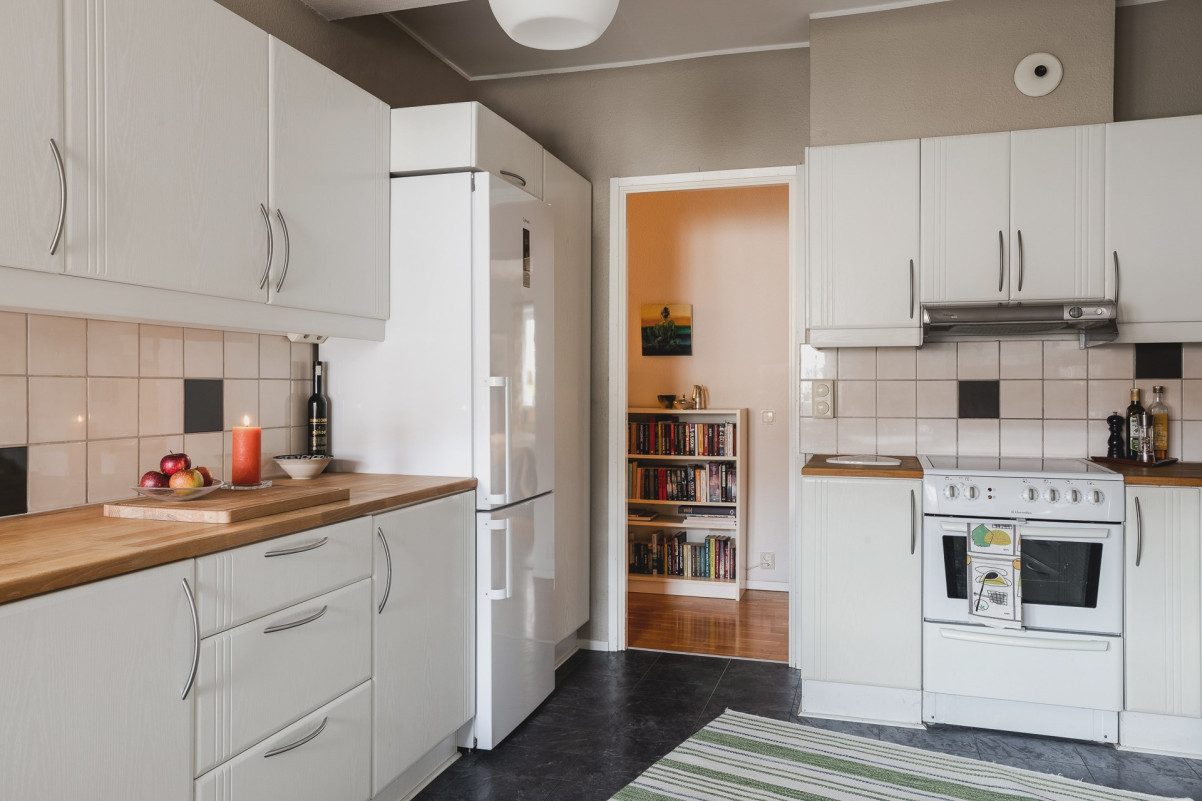 Vy från köket mot hall och sovrum Dämmegatan 6